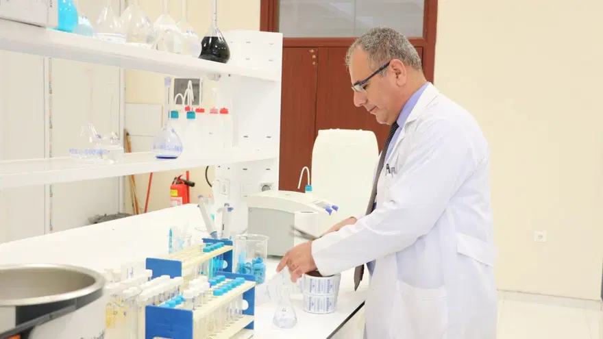 Samanlıkta saklanıp teröristlerdenkurtuldu, profesör oldu Samanlıkta saklanıp teröristlerdenkurtuldu, profesör oldu