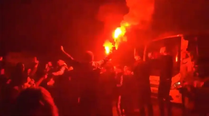 İstanbul’da D-100 trafiğini durduran şampiyonluk kutlaması 3