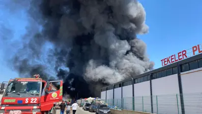 Üzüm işleme tesisinde yangın: Dumanlar gökyüzünü sardı