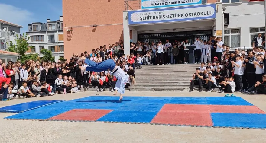 Dünya şampiyonu öğretmen "uçarak" ders işliyor! Takla ile derse giriyor, öğrenciler onun gibi olmak istiyor 2