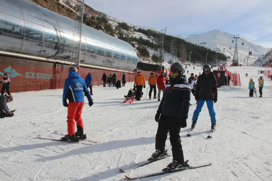 Erzurum'un karlı zirvesi Palandökenhafta sonu doldu taştı 4