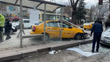 Ankara'da taksi durağa daldı: Yaralılar var