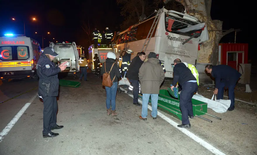 Eskişehir'de tur otobüsü kazası Eskişehir'de tur otobüsü kazası