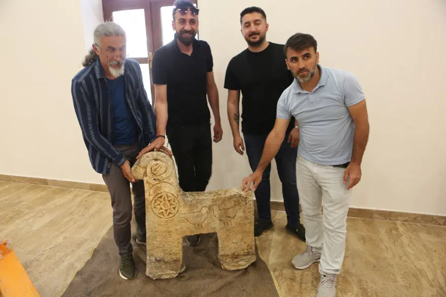 Kırmızı bültenle aranan tarihi mezar taşı bulundu 5