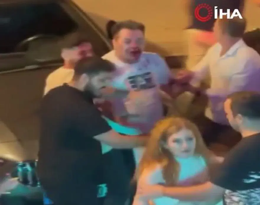 Eğlence merkezi çıkışında yumruklar havada uçuştu 2