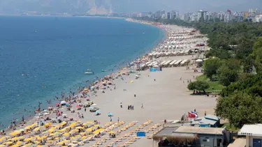 Termometreler 35 dereceyi gösterdi: Turistler Konyaaltı Sahili'ne akın etti