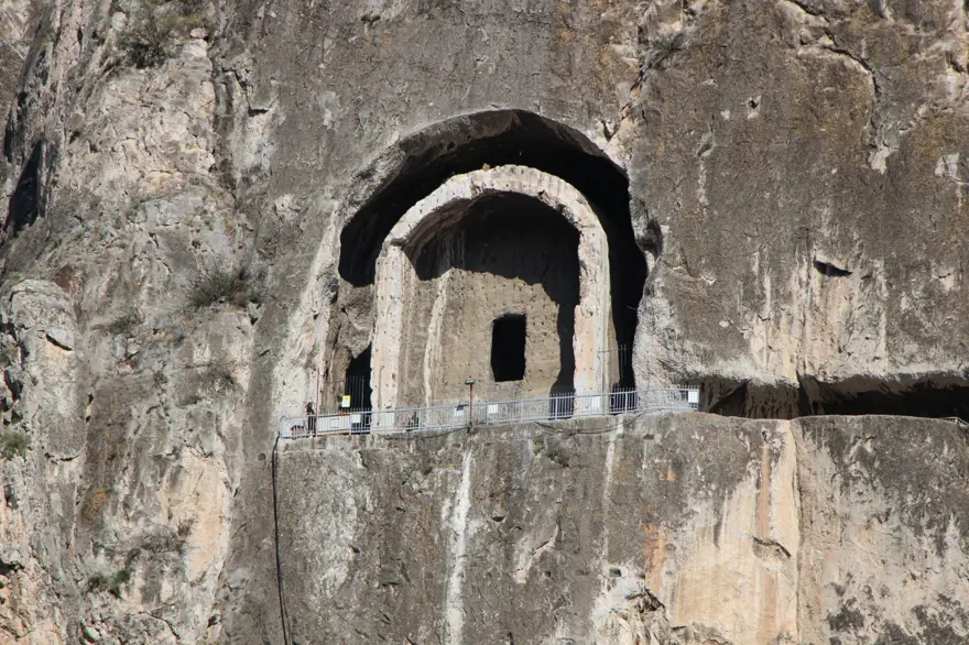 Amasya'da 2 bin yıllık mezarlık: Hapishane olarak kullanıldığı biliniyor Amasya'da 2 bin yıllık mezarlık: Hapishane olarak kullanıldığı biliniyor