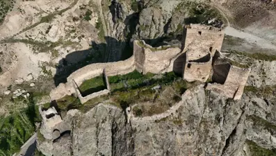 Tarihin izlerini taşıyan Engüzek Kalesi, eşsiz manzarasıyla dikkat çekiyor