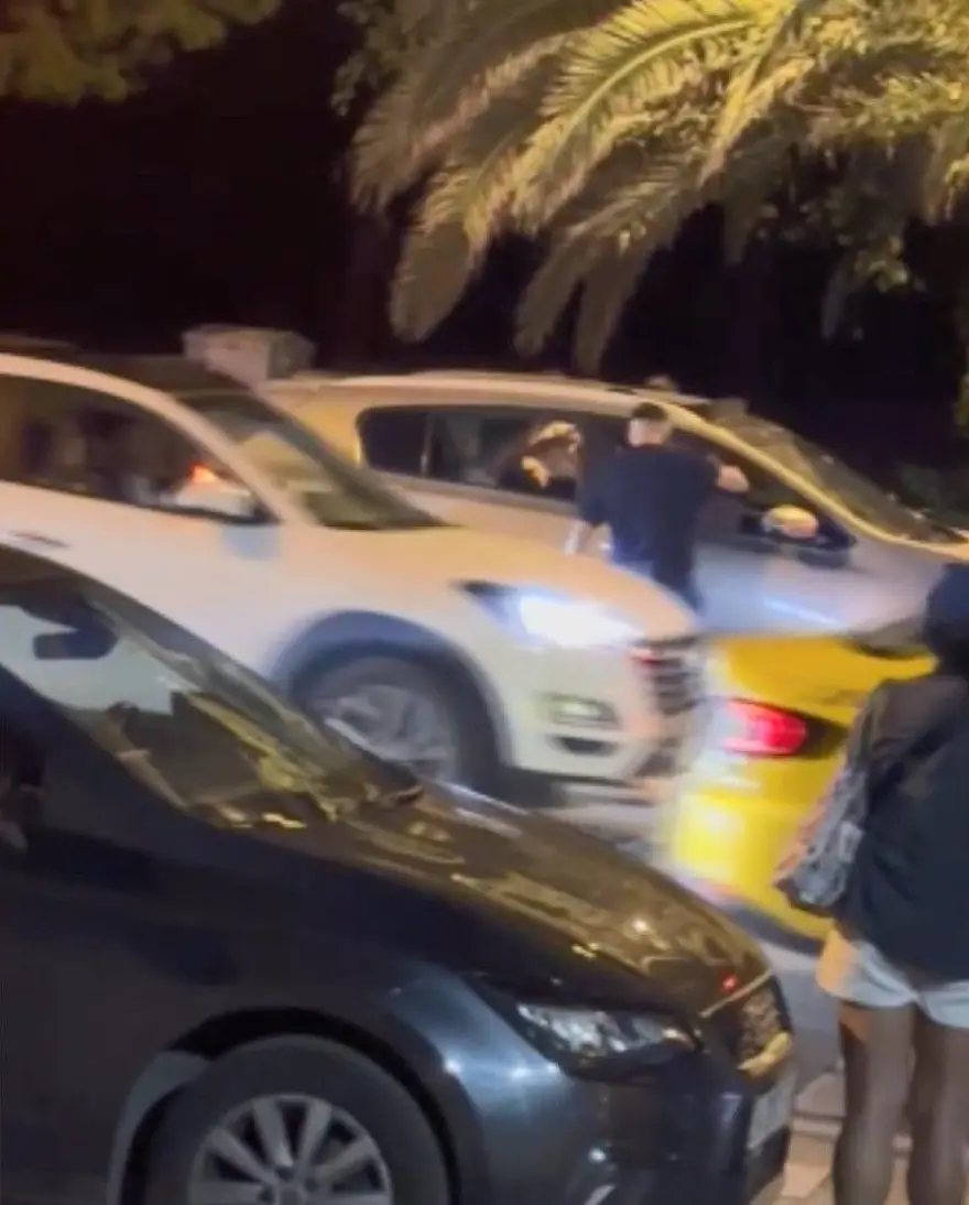 Kadıköy'de aracın önünü kesip içindekileri yumrukladılar! 4