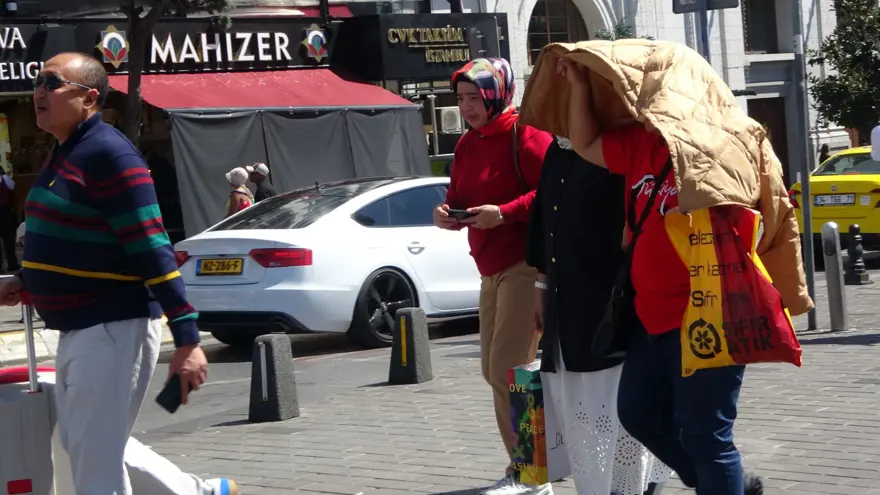 Taksim'de turistlerin sıcak havayla imtihanı 3
