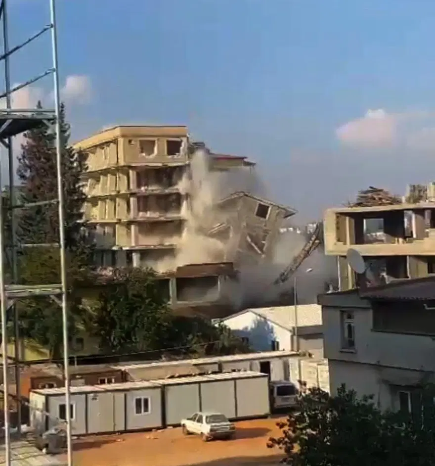 6 katlı bina yıkım sırasında çöktü 1