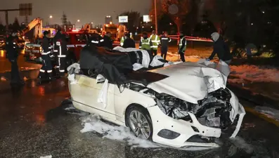 Ankara'da direğe çarptıktan sonra yanan otomobilin sürücüsü öldü