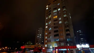 Apartmanın çatısına yıldırım düştü