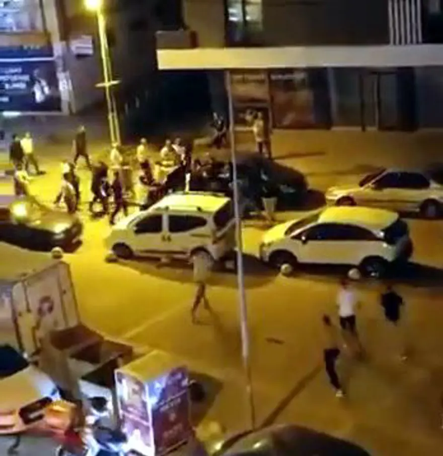 Düğünsalonundaki kavga sokağa taştı: Polis kalabalığı havaya ateş açarak dağıtabildi 1