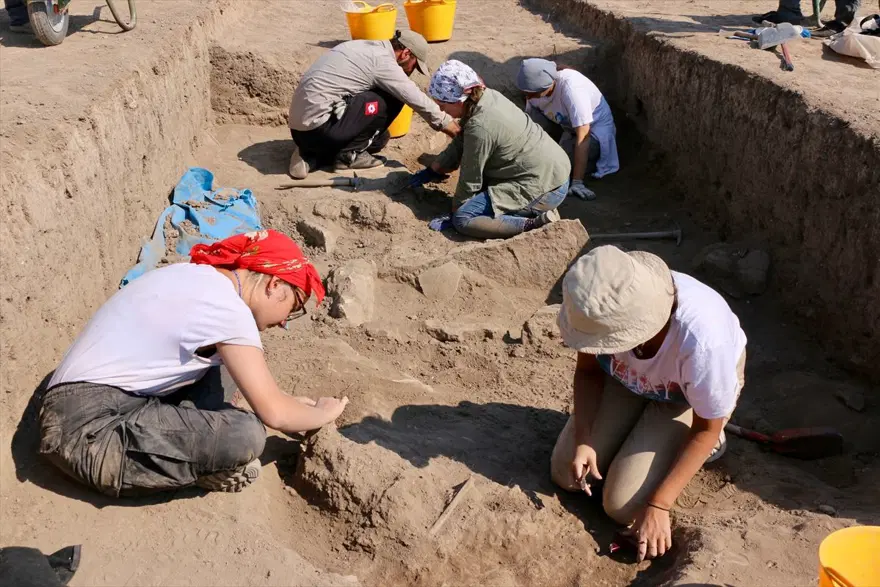 Eskişehir Küllüoba Höyüğü'nde 5 bin yıllık küp mezarlarda çocuk iskeletleri bulundu 