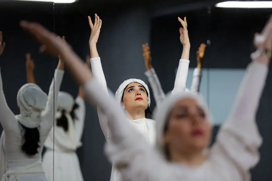 İranlı kadın dansçıların en büyük arzusu halka açık performans sergilemek 19