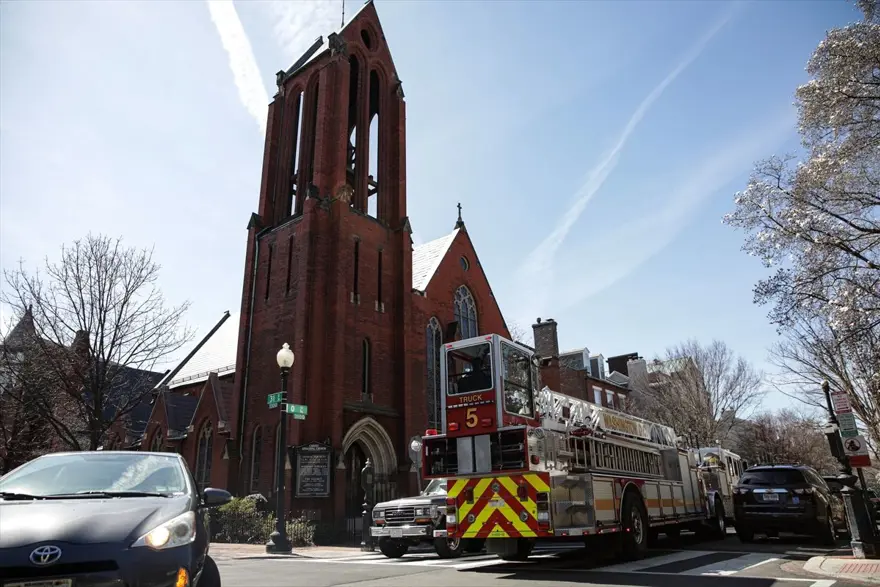 ABD'de corona virüs tespit edilen rahip 500 kişi ile tokalaşmış 3