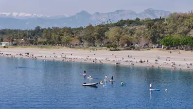 Güneşli havanın keyfini çıkardılar: Denize girip, güneşlendiler