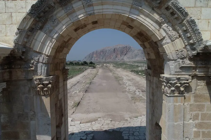 Adana'daki Anavarza Antik Kenti'nde gladyatör mezarlarına rastlandı 21 Adana'daki Anavarza Antik Kenti'nde gladyatör mezarlarına rastlandı 21