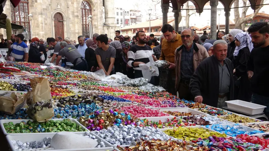 Çeşit çeşit şeker ve kolonyalar tezgahta 1