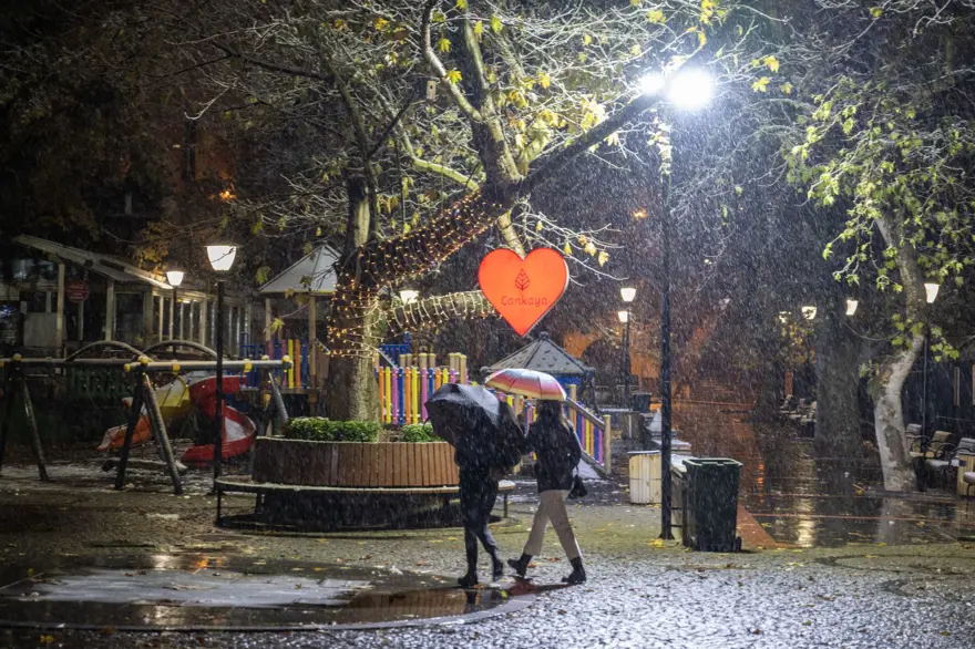 Ankara’da beyaz örtü: Anıtkabir’dekartpostallık görüntü 3