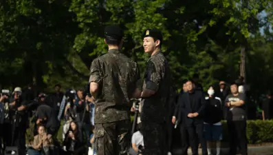 En popüler K-Pop gruplarından BTS üyeleri terhis oldu, hayranlar gözyaşlarıyla karşıladı