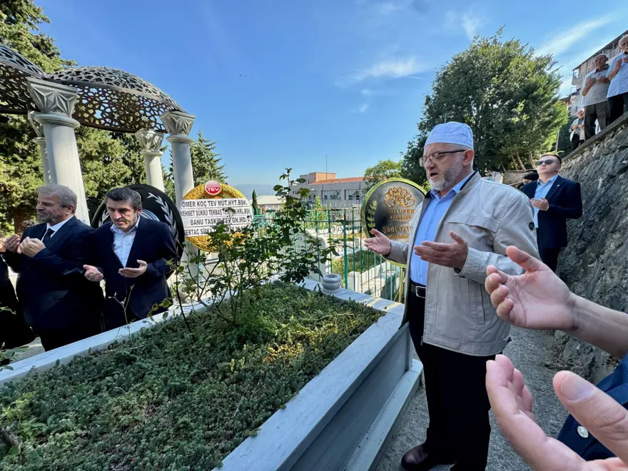 Zeki Müren vefatının 28'inci yılında mezarı başında anıldı 4 Zeki Müren vefatının 28'inci yılında mezarı başında anıldı 4