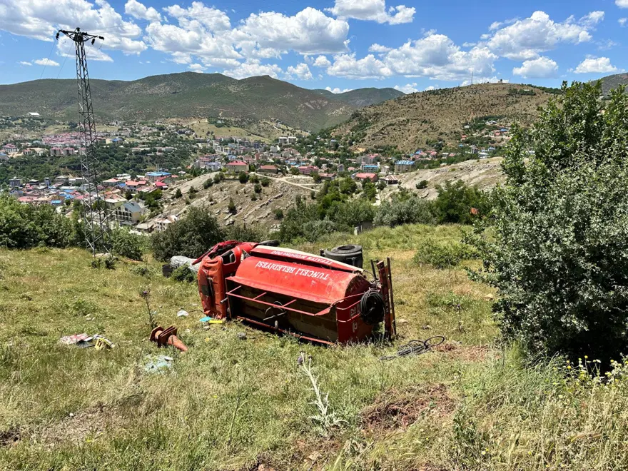 İtfaiye aracı şarampole yuvarlandı: Yaralılar var 4 İtfaiye aracı şarampole yuvarlandı: Yaralılar var 4
