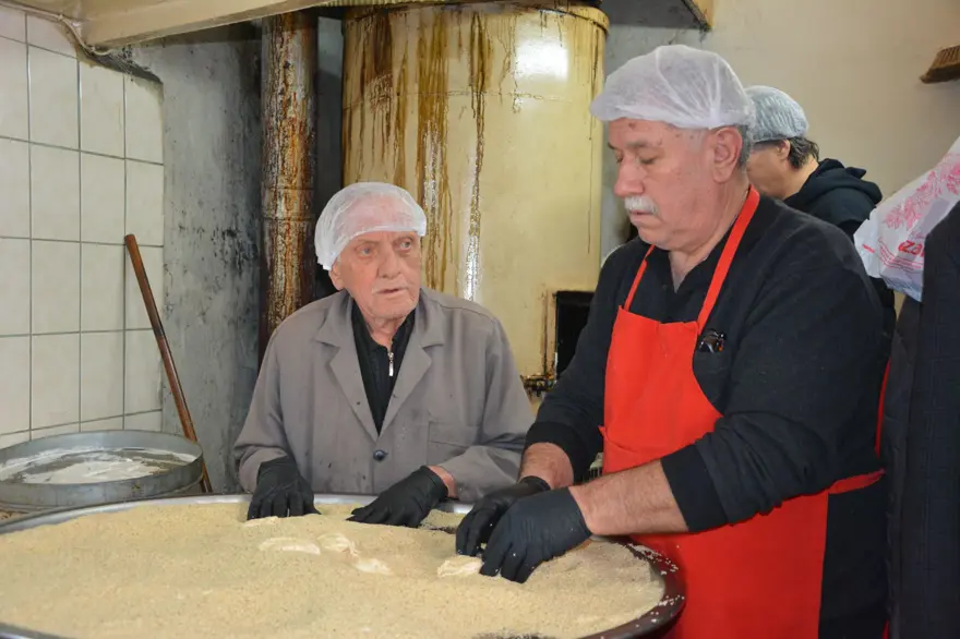 125 yıldır iftar sofraları süslüyor: Ramazan gelince tezgahın başına geçti 3 125 yıldır iftar sofraları süslüyor: Ramazan gelince tezgahın başına geçti 3