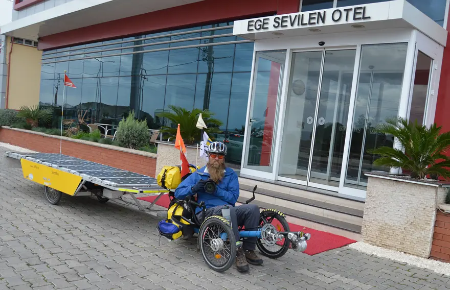 Güneş enerjili bisikletiyle dünyayı geziyor 