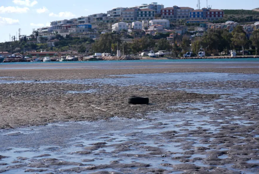 Didim ve Çeşme'de deniz yaklaşık 300 metre çekildi Didim ve Çeşme'de deniz yaklaşık 300 metre çekildi