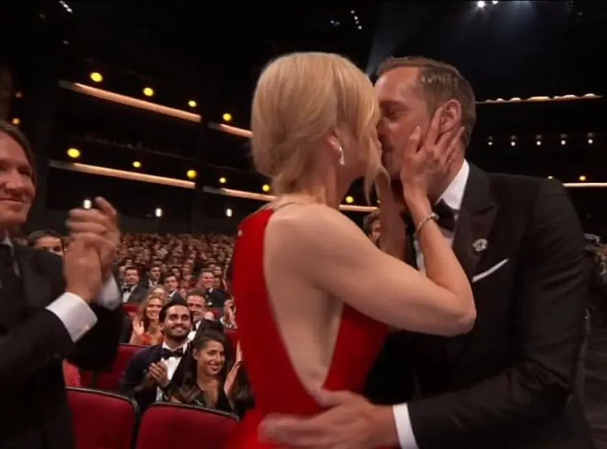 Nicole Kidman rol arkadaşını öperek kutladı 2