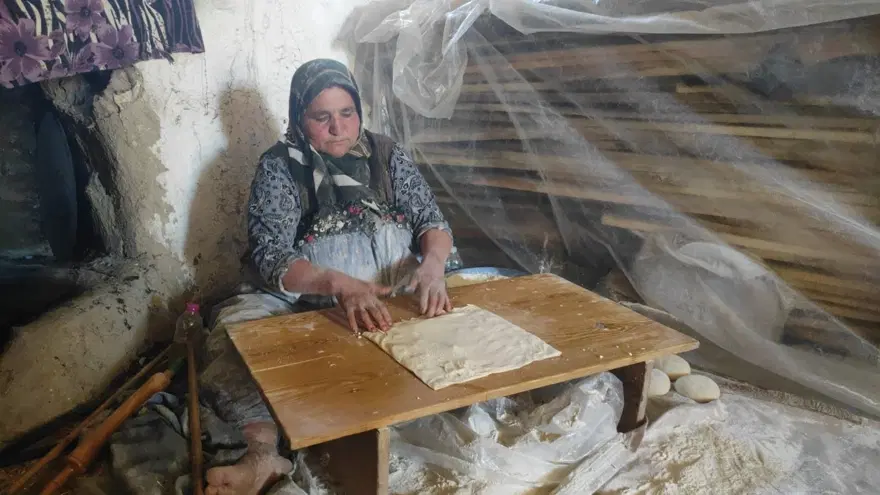 İmece usulü yufka mesaisi başladı: Aile bütçesine katkı sağlıyorlar 3 İmece usulü yufka mesaisi başladı: Aile bütçesine katkı sağlıyorlar 3