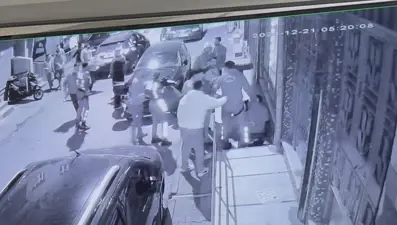 Esenler'de 10 kişilik gruptan polis ekibine saldırı: İki kişi gözaltına alındı