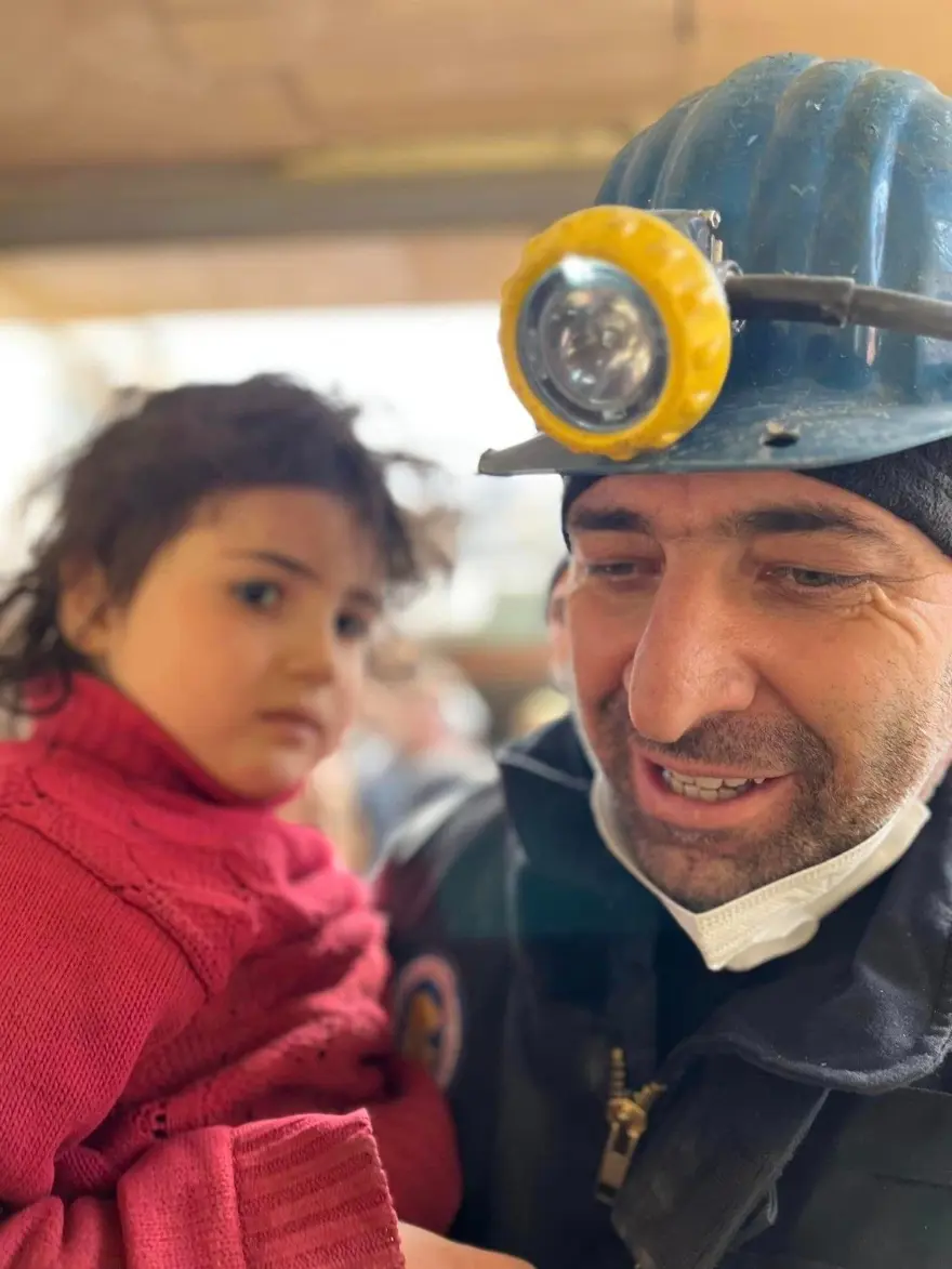 Enkaz altındakiler için zamana karşı yarış 58