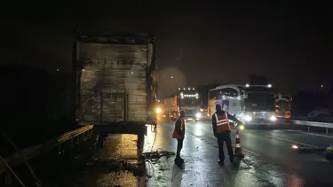 Anadolu Otoyolu'nda yanan tır ulaşımı aksattı