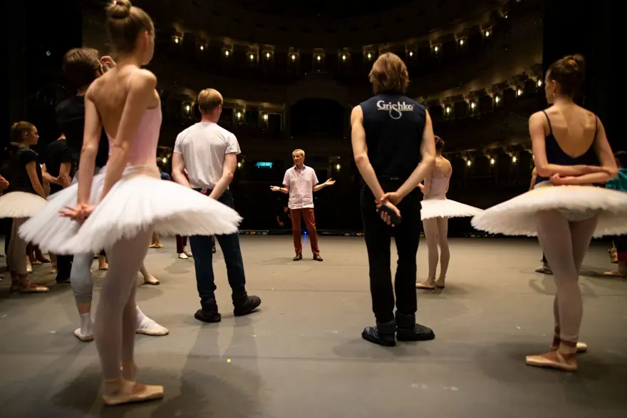 Bolşoy Bale Grubu'nun dansçısı, dekorun altında kalarak sahnede hayatını kaybetti 2 Bolşoy Bale Grubu'nun dansçısı, dekorun altında kalarak sahnede hayatını kaybetti 2