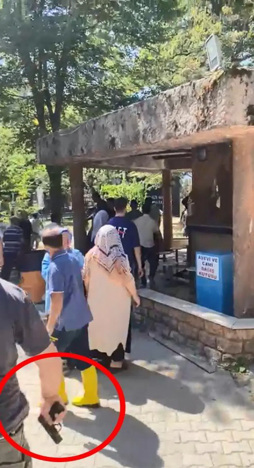 Türbede tekme tokat kavga 4 Türbede tekme tokat kavga 4