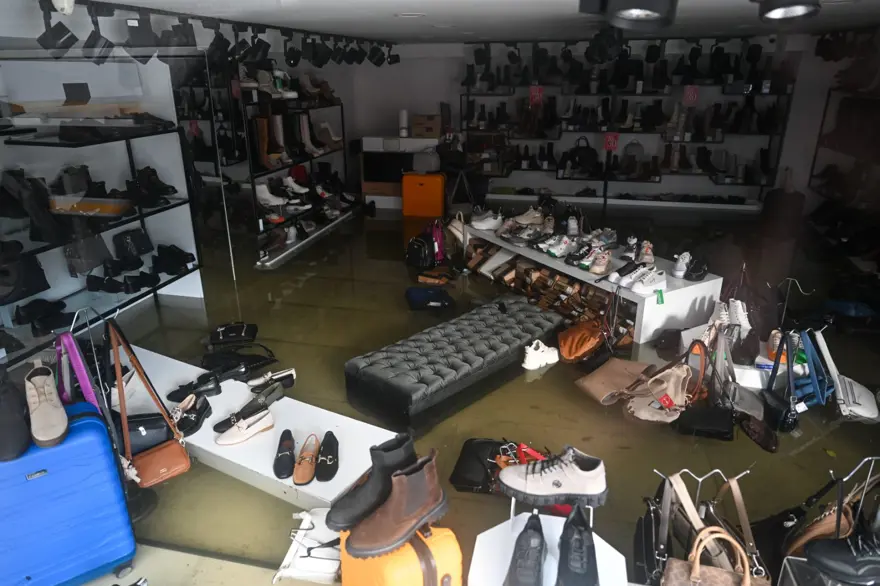 İzmir'i sağanak ve fırtına vurdu: Kıyı şeridi su altında! 33