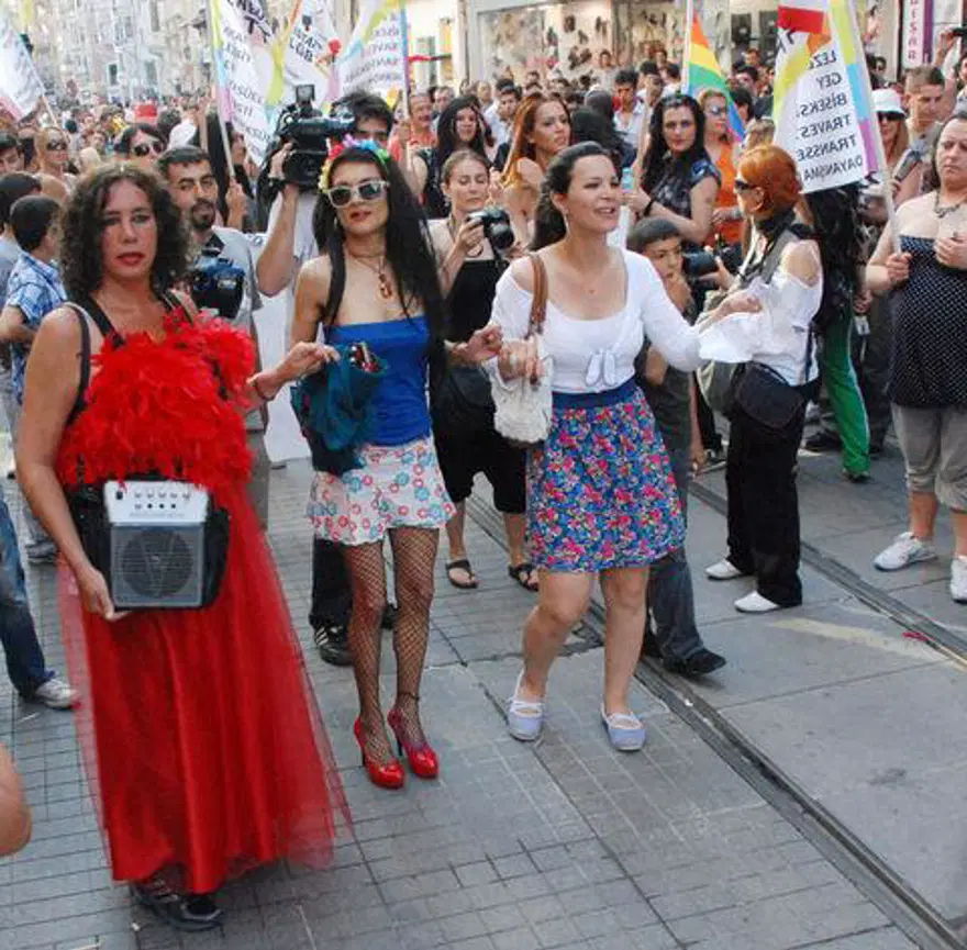 İstanbul'dan 'gökkuşağı' geçti 47