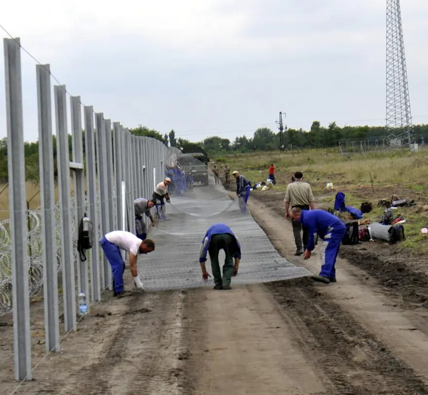 Macaristan-Sırbistan sınırına tel örgü 25 Macaristan-Sırbistan sınırına tel örgü 25