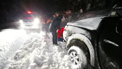 Düzce'de yaylada araçları kara saplanarak kalan 4 kişiye güçlükle ulaşıldı