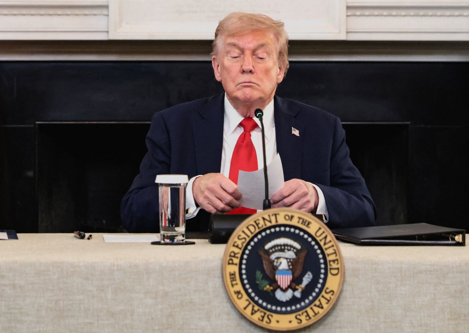 Trump'a toplantıyı erken sonlandıran not: Rubio kulağına fısıldayarak verdi