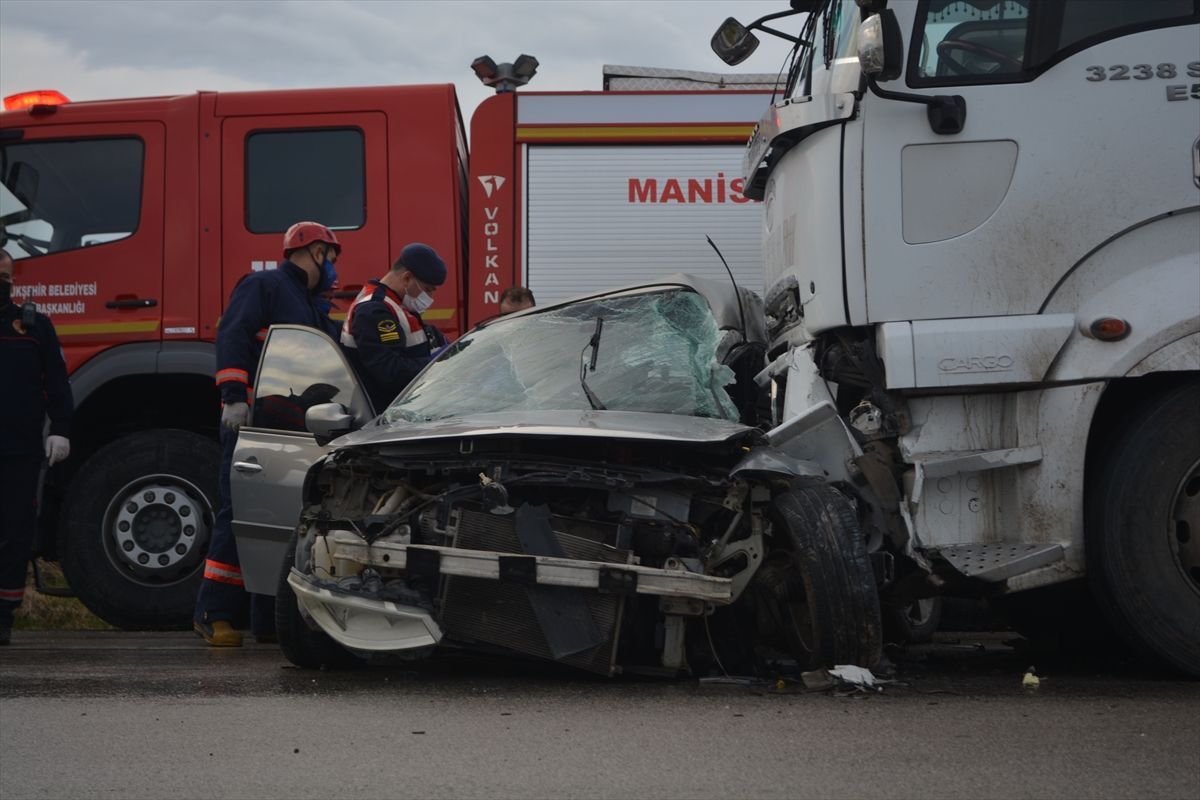 Manisa'da otomobil ile kamyon çarpıştı: 4 ölü