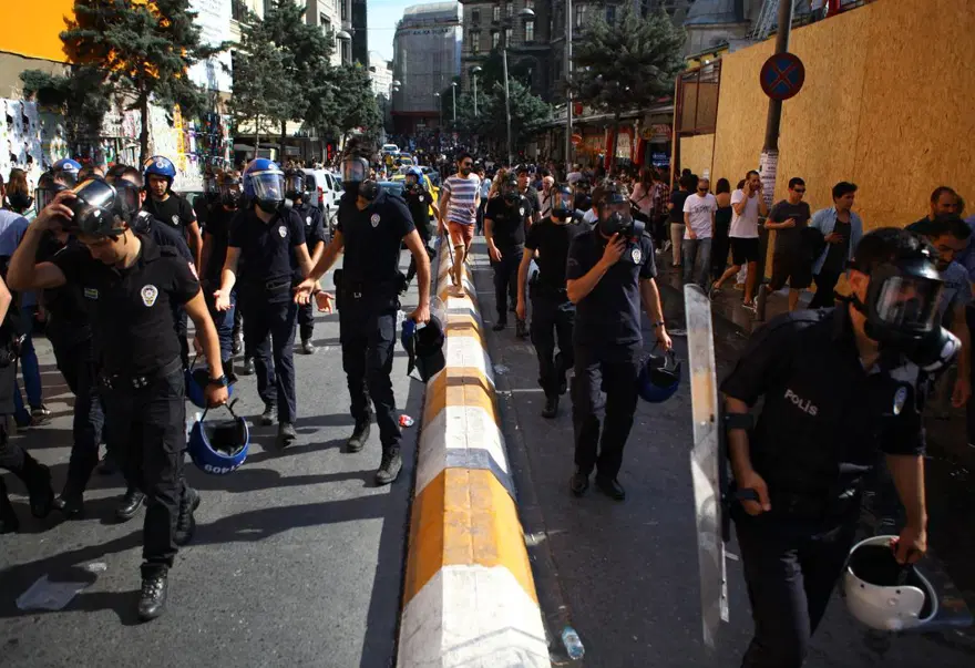 Taksim'deki LGBT Onur Yürüyüşü'ne polis müdahalesi 6