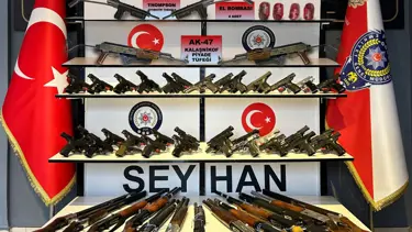 Adana'da 4 el bombası ve 80 silah ele geçirildi