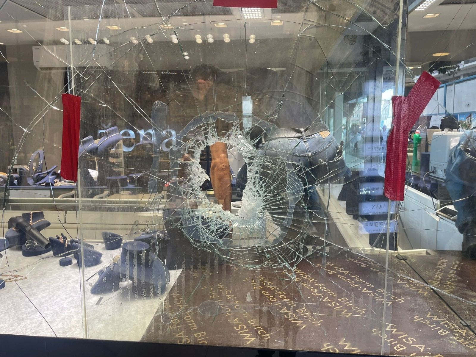 Kaldırım taşıyla camı kırıp dükkandan gümüş takıları çaldılar