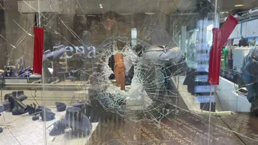 Kaldırım taşıyla camı kırıp dükkandan gümüş takıları çaldılar