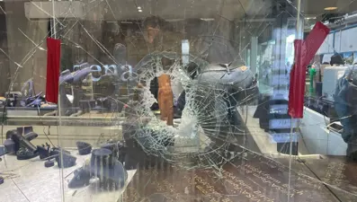 Kaldırım taşıyla camı kırıp dükkandan gümüş takıları çaldılar