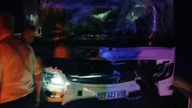 Mersin’de yolcu otobüsü TIR’a çarptı: 4 yaralı